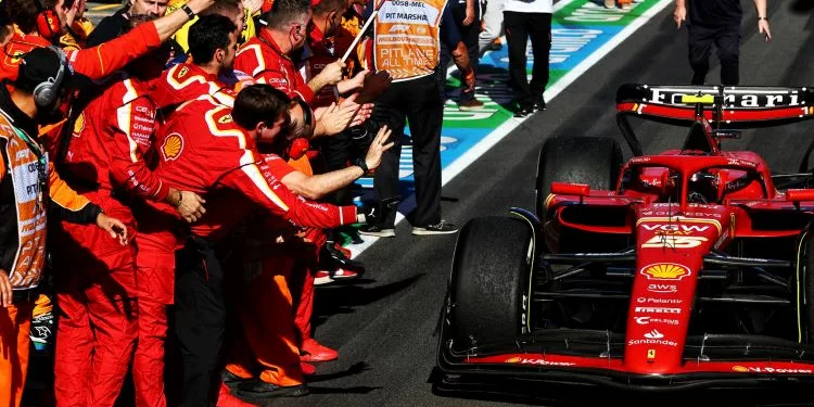 Carlos Sainz festeggiato dai suoi meccanici dopo la vittoria del Gp d'Australia 2024