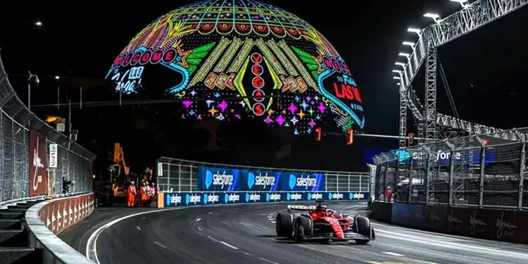 La F1 di notte - la Ferrari gira a Las Vegas