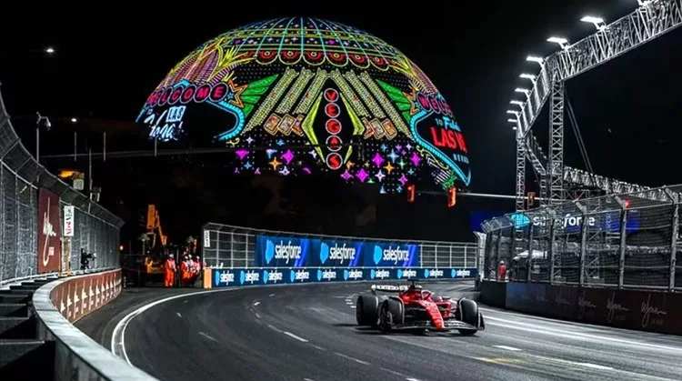 La F1 di notte - la Ferrari gira a Las Vegas