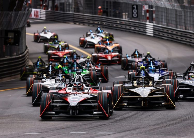 Pascal Wehrlein, TAG Heuer Porsche Formula E Team, Porsche 99X Electric Gen3, leads Stoffel Vandoorne, DS Penske, DS E-Tense FE23, at the start