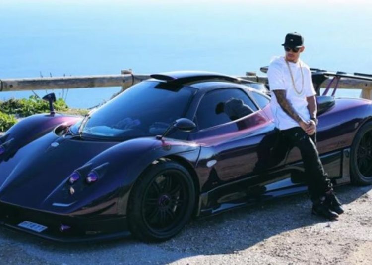 Lewis Hamilton con la sua Pagani Zonda 760