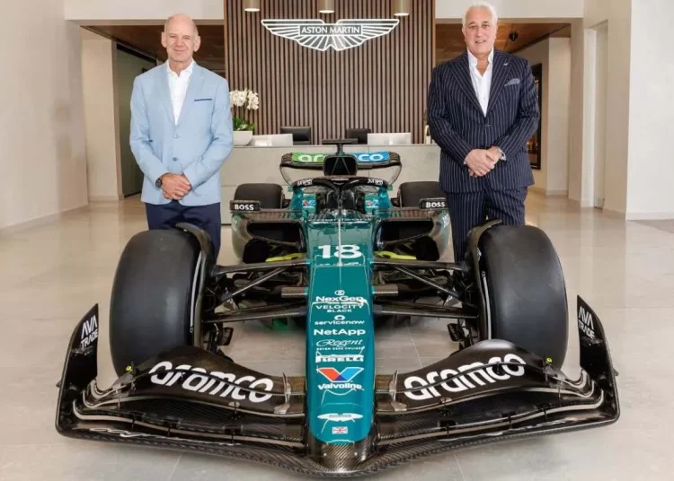 Adrian Newey e Lawrence Stroll posano nella sede di Aston Martin