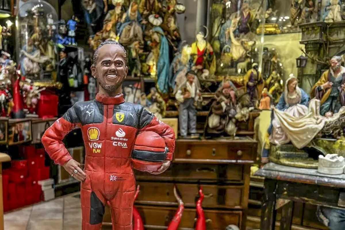 La statua del presepe che raffigura Lewis Hamilton con la tuta della Ferrari