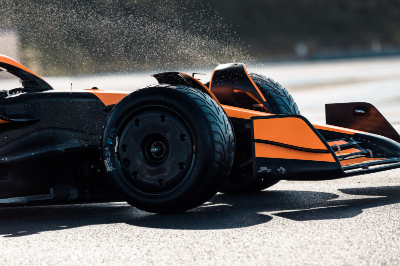 McLaren testa con Pirelli le gomme da bagnato per il 2026