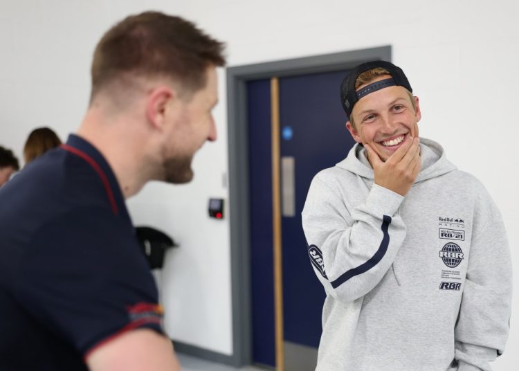 Primo giorno in Red Bull di Liam Lawson: svelato il nuovo merchandising