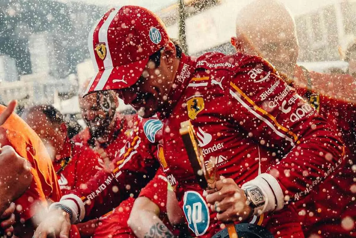 Charles Leclerc festeggia il suo trionfo a al Gp di Monaco