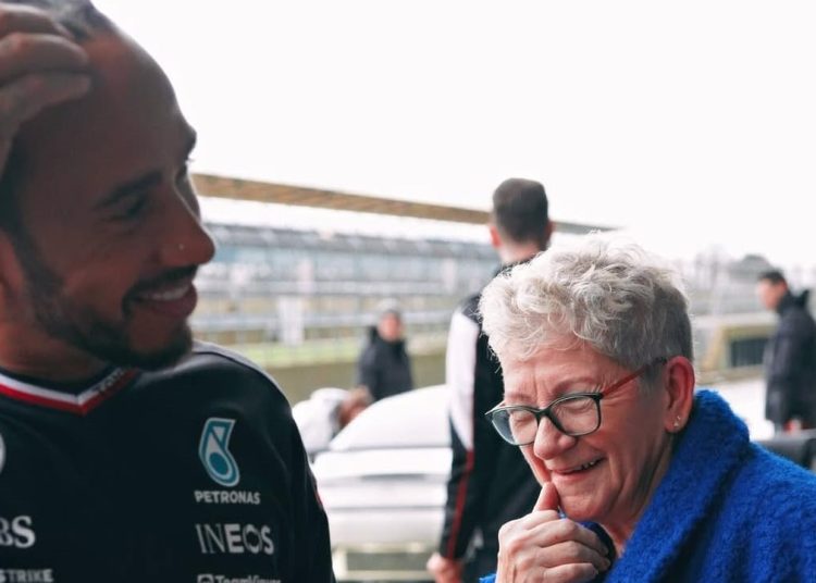 Lewis Hamilton cambia nome