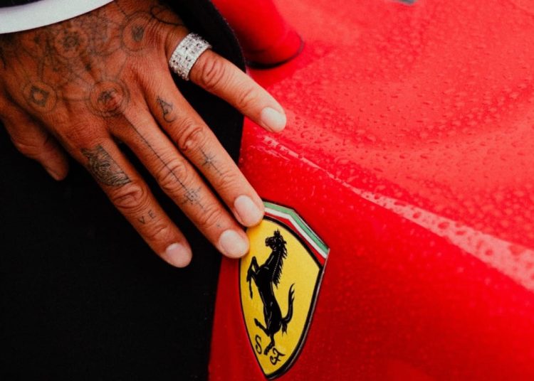 Un dettaglio del primo giorno di Lewis Hamilton a Maranello con la Ferrari
