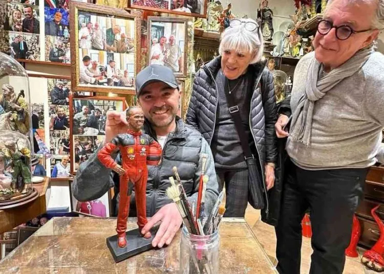 Impazza l'Hamilton-mania: il pilota diventa una statua del presepe