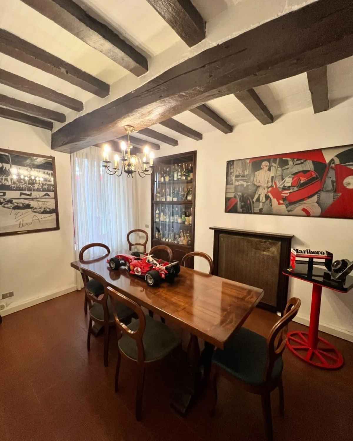 Hamilton e la casa di Enzo Ferrari: gli interni della residenza nell'iconica foto