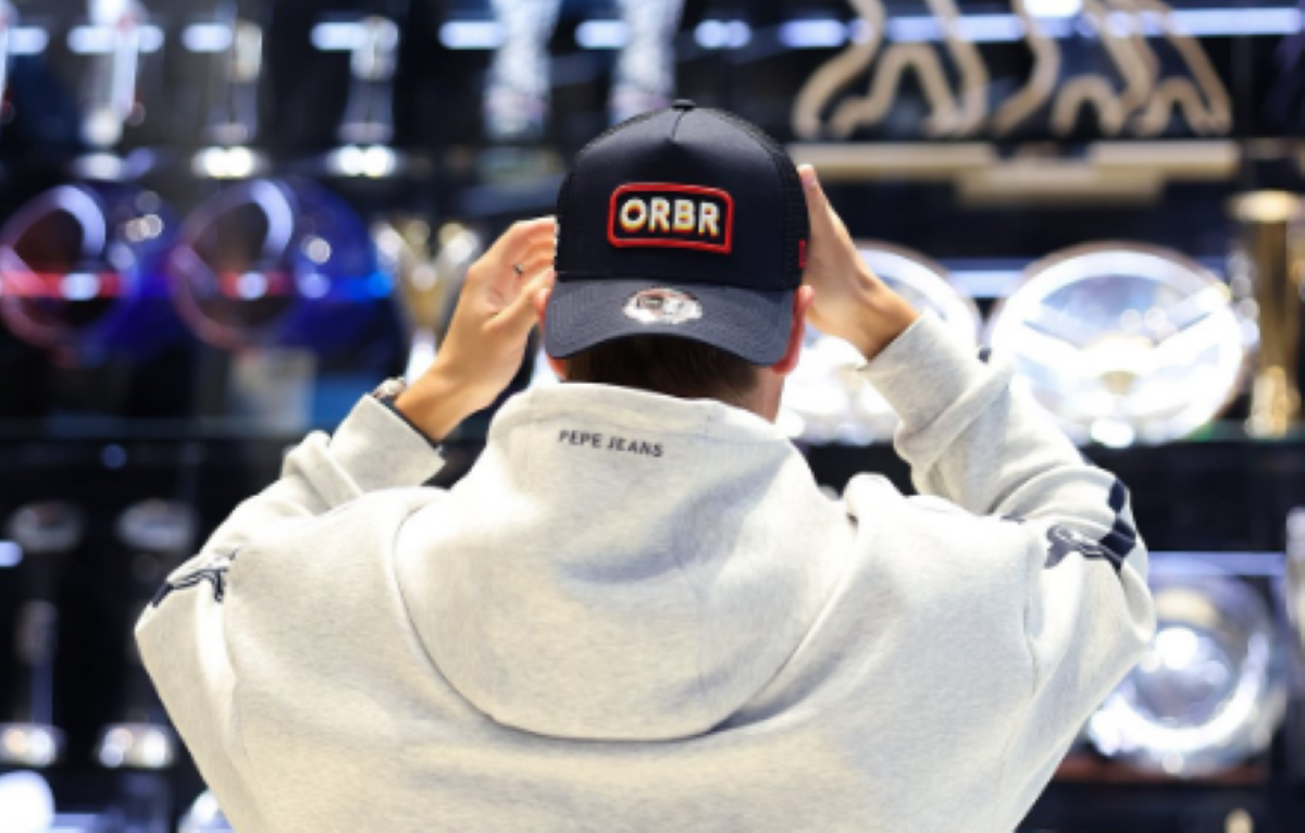 Liam Lawson con indosso il nuovo merchandising della Red Bull