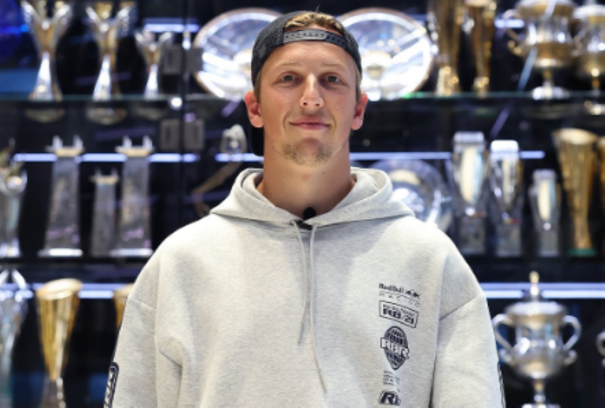 Liam Lawson con indosso il nuovo merchandising della Red Bull