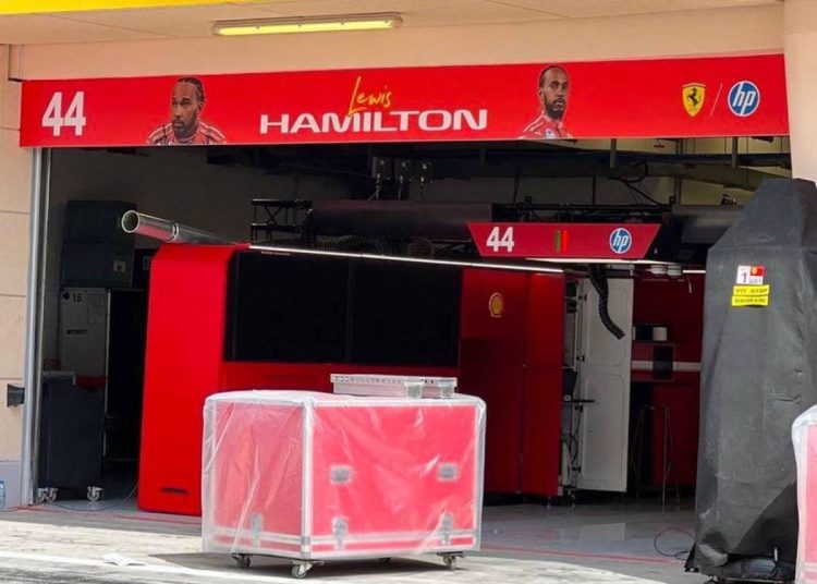 Il primo box di Lewis Hamilton ferrarista
