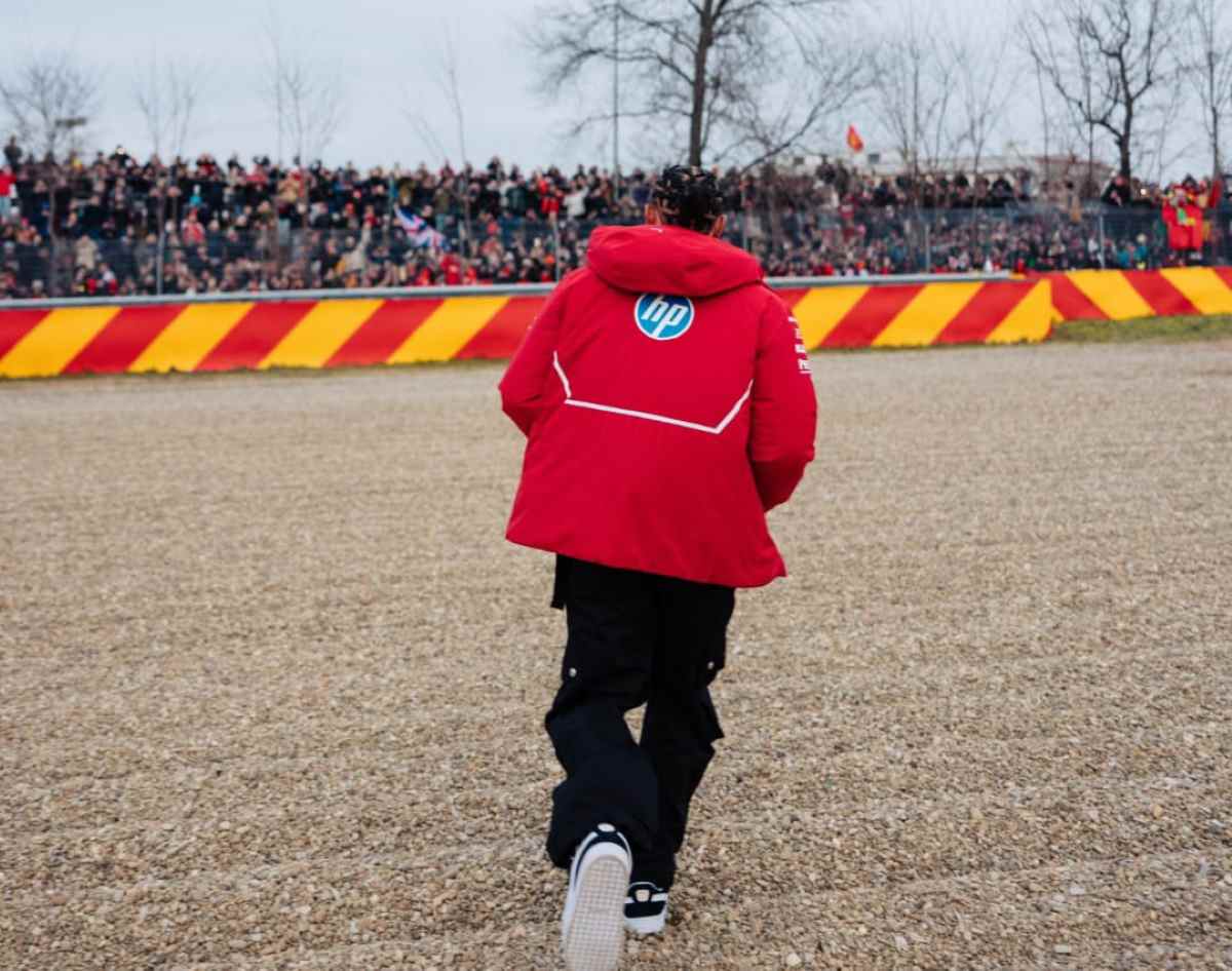 Lewis Hamilton mentre va a salutare i tifosi della Ferrari a Fiorano