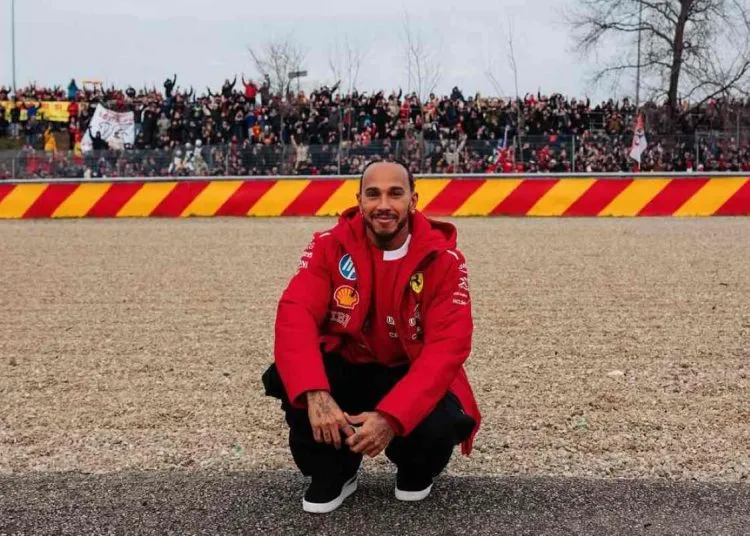 Lewis Hamilton posa con i tifosi Ferrari alle spalle a Fiorano