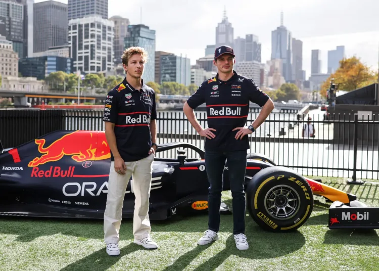 Max Verstappen e Liam Lawson