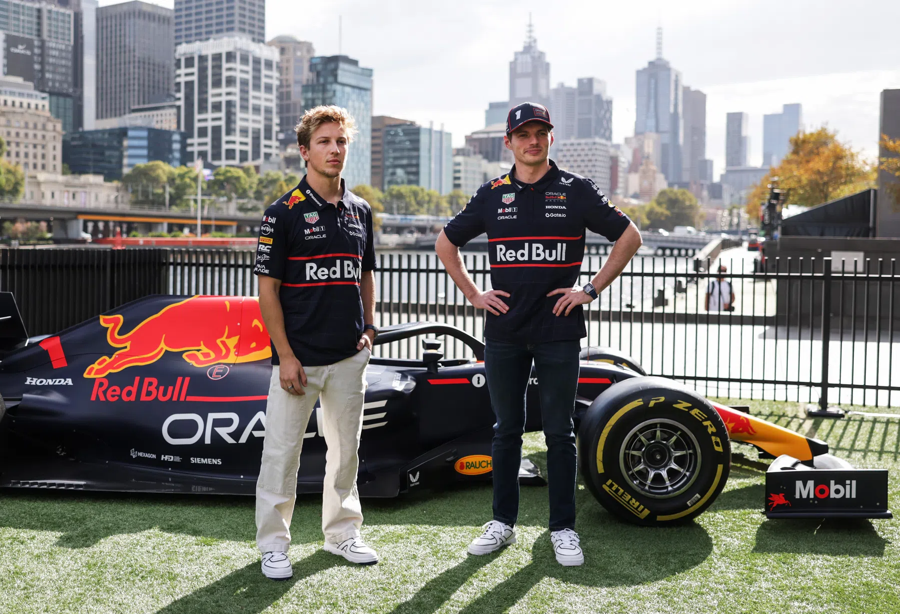 Max Verstappen e Liam Lawson