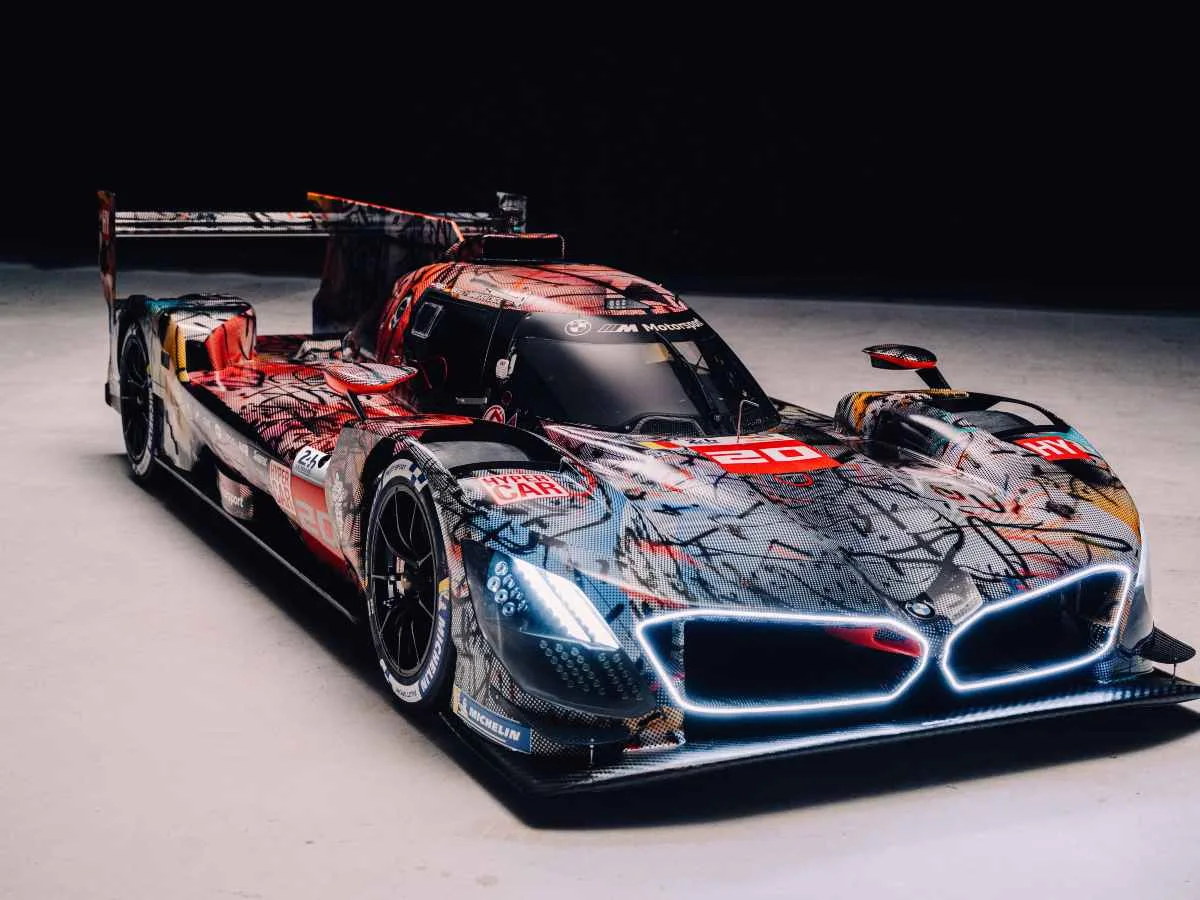 L'artista newyorchese di fama internazionale Julie Mehretu ha progettato la #20 BMW M Hybrid V8, che ha partecipato alla 24 Ore di Le Mans del 2024