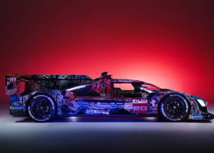 La BMW M Hybrid V8 Art Car, disegnata dall’artista di fama internazionale Julie Mehretu, dopo aver corso a Le Mans nel 2024, ora sarà in mostra ad Art Basel Hong Kong