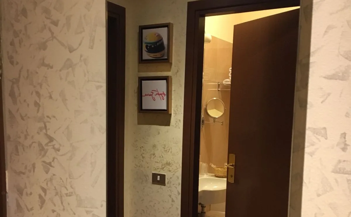 Un dettaglio della stanza 200 dell'Hotel Olimpia, dove Ayrton Senna ha passato la sua ultima notte a Imola