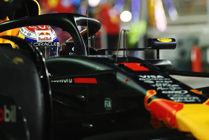 Gp Bahrain 2025, Red Bull: ali spezzate in Bahrain. Max sbaglia, Yuki studia
