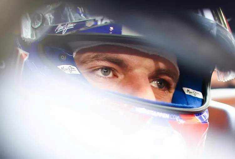 Gp Bahrain 2025, Red Bull: ali spezzate in Bahrain. Max sbaglia, Yuki studia