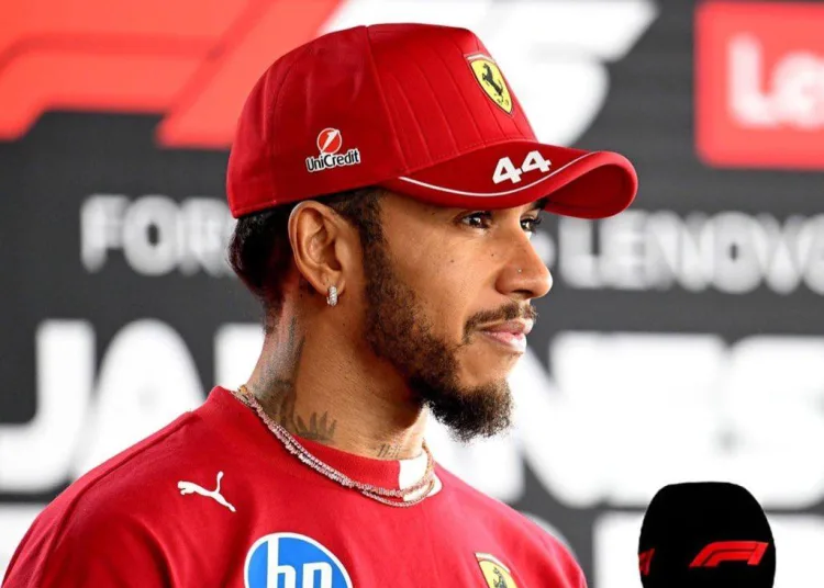 Lewis Hamilton si concede alla stampa durante il weekend del Gp del Giappone 2025 - Scuderia Ferrari HP