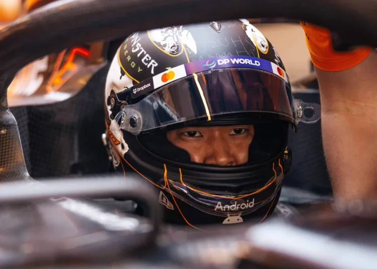 Ryo Hirakawa prepara il sedile in vista del debutto in F1 al Gp del Giappone