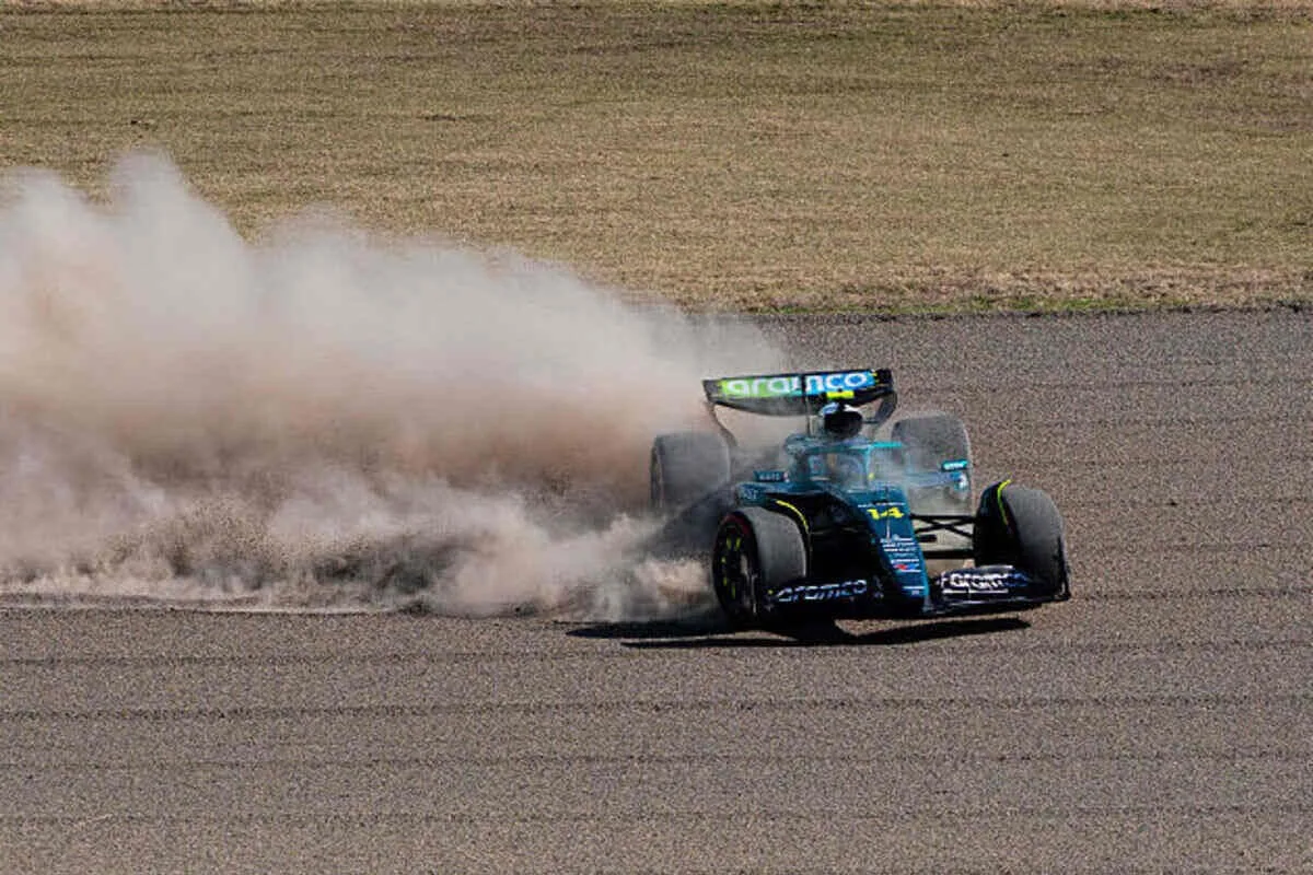 Fernando Alonso in un fuori pista a bordo dell'Aston Martin