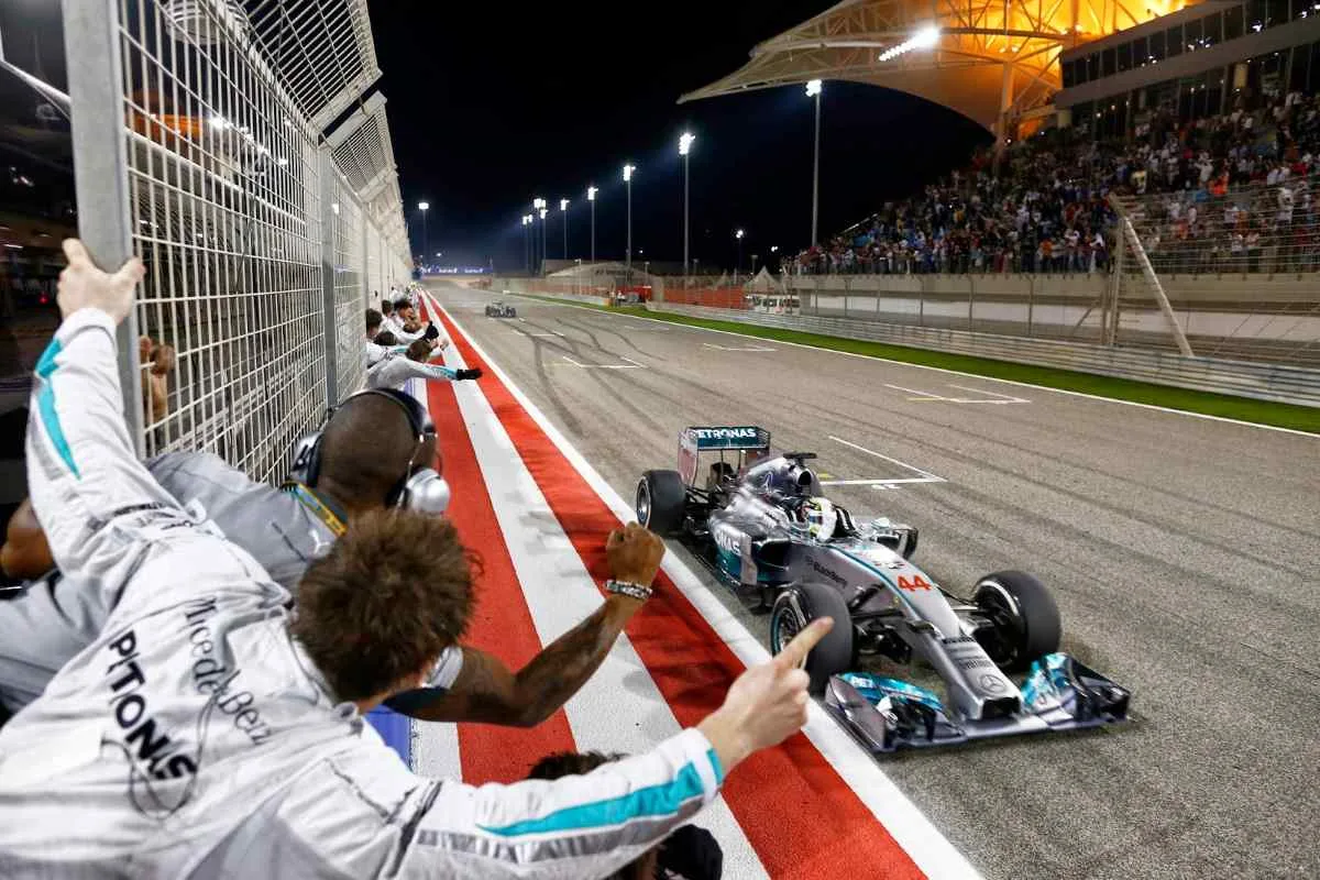 Lewis Hamilton sul traguardo del Gp del Bahrain 2014