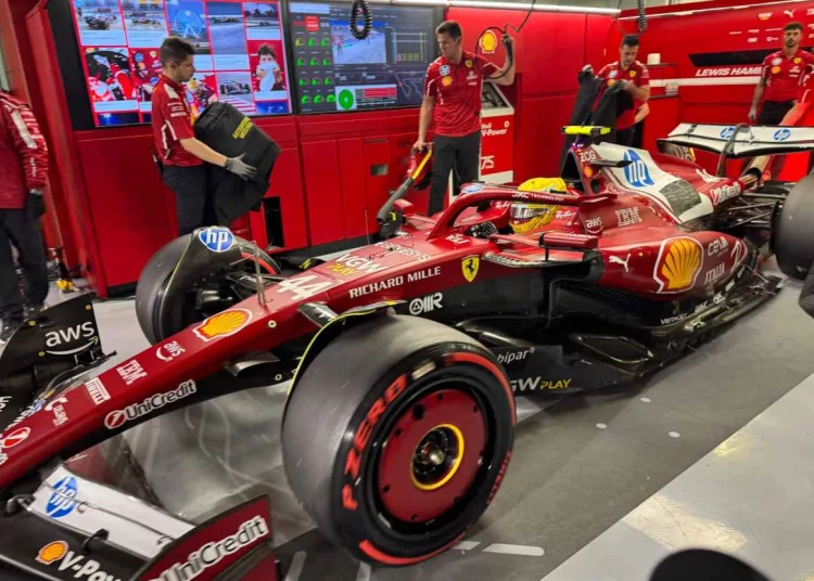 Lewis Hamilton lascia il box della Ferrari - Gp Bahrain 2025