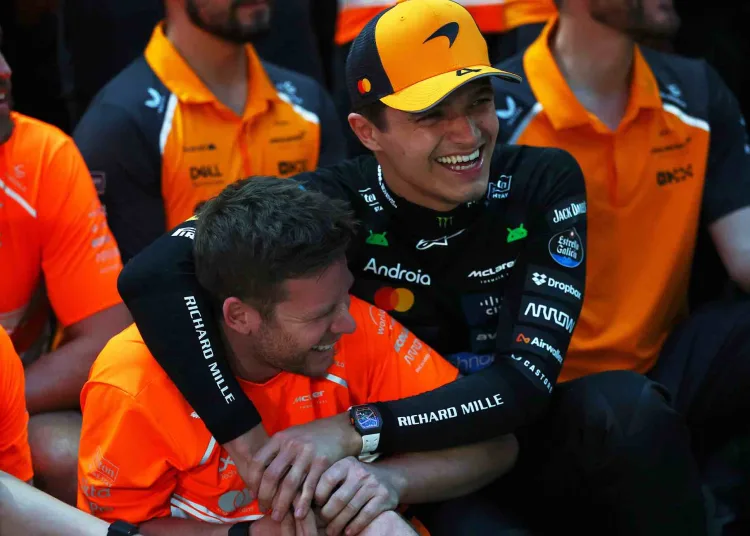 Lando Norris festeggia con i meccanici