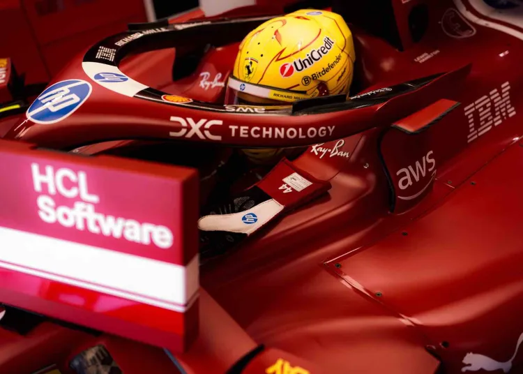 Lewis Hamilton ai box Ferrari