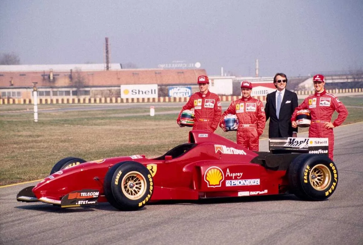Nicola Larini posa con Michael Schumacher, Eddie Irvine e Luca Cordero di Montezemolo