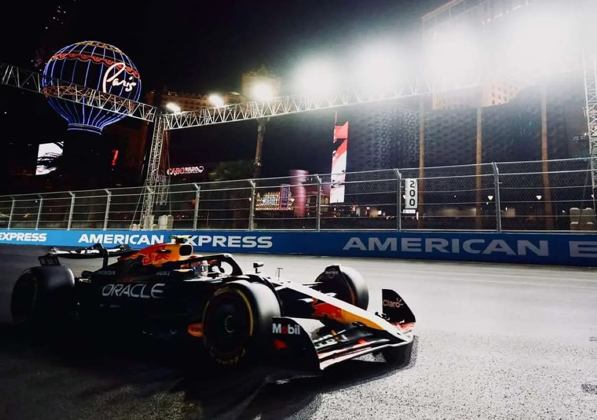 Sergio Perez a bordo della RB20 al Gp di Las Vegas del 2024