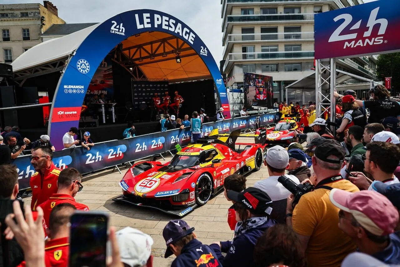 24 ore di Le Mans sfilata auto centro