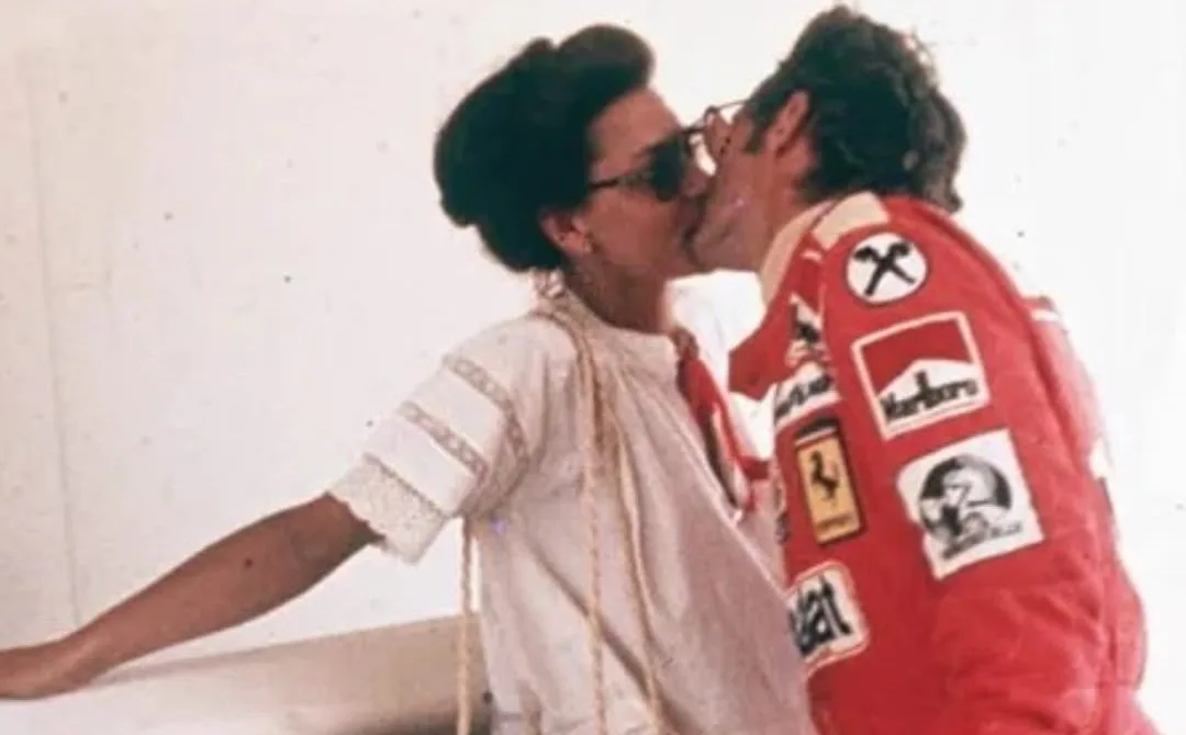 Niki Lauda in uno scatto rubato con la moglie