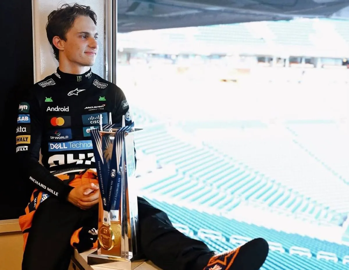 Oscar Piastri con il trofeo del Gp di Miami 2025