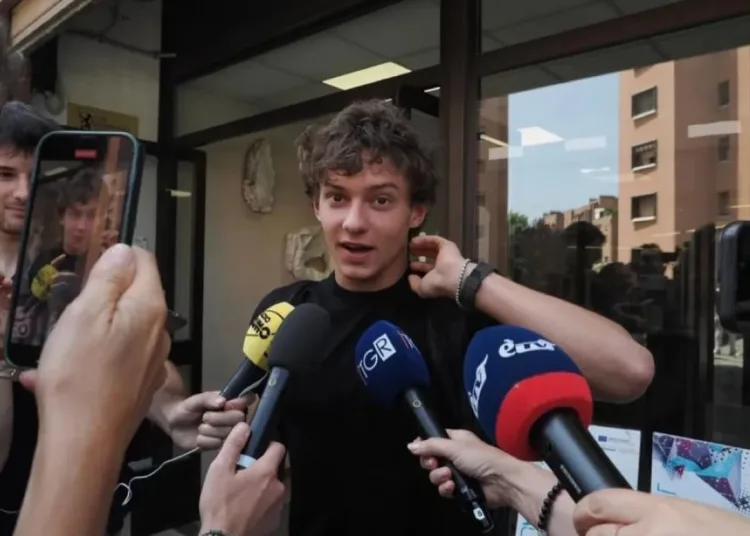 Andrea Kimi Antonelli intervistato all'uscita della prima prova scritta