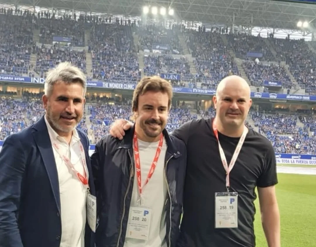 Fernando Alonso in posa con i dirigenti del Real Oviedo