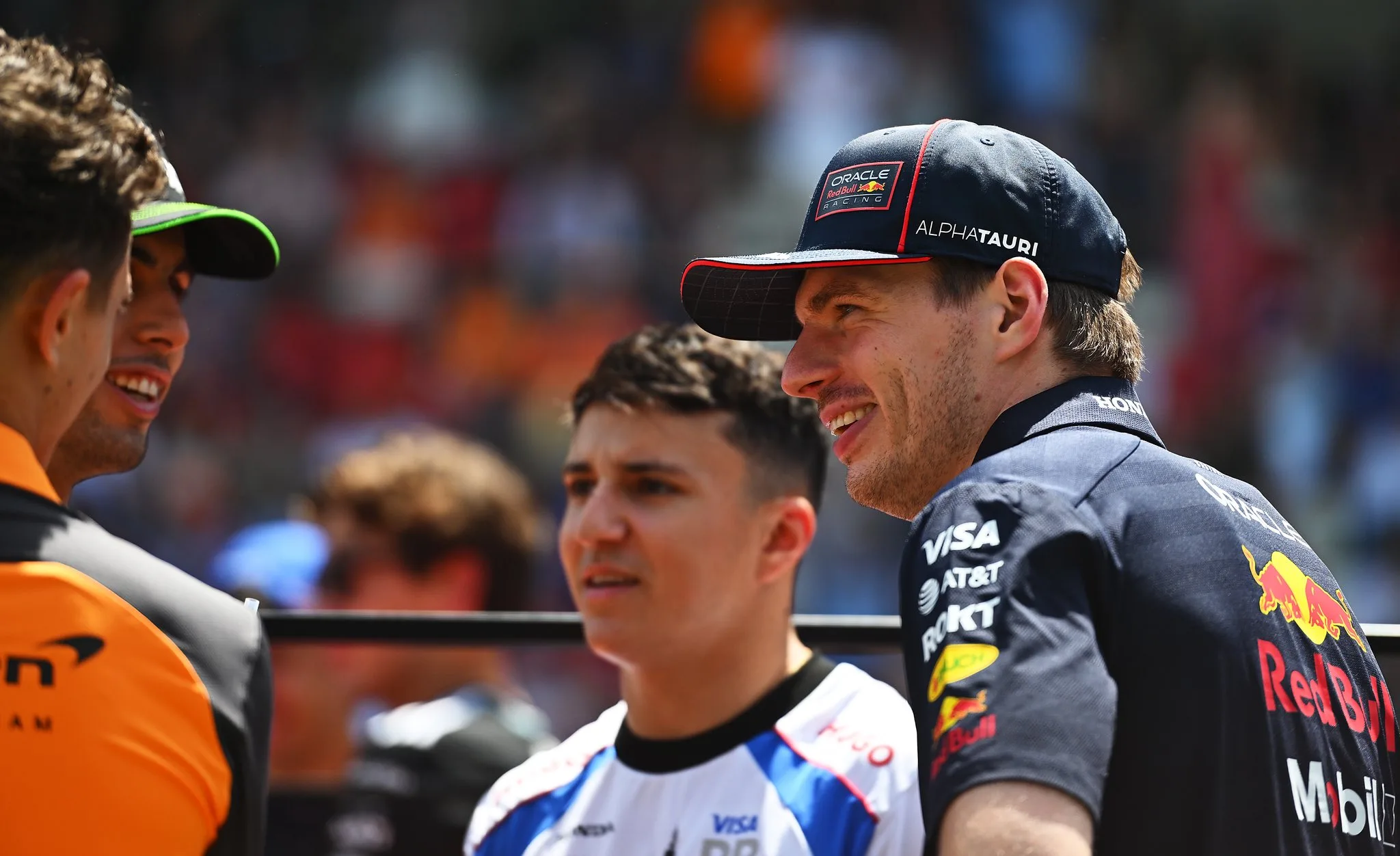 Isack Hadjar parla con Max Verstappen alla paratassi piloti pre GP