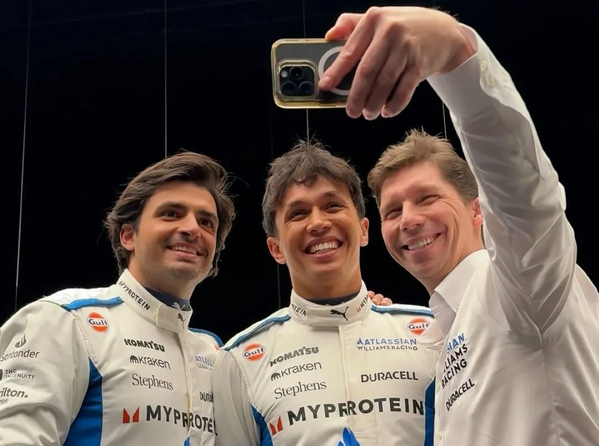 James Vowles posa insieme ad Alex Albon e Carlos Sainz, piloti Williams