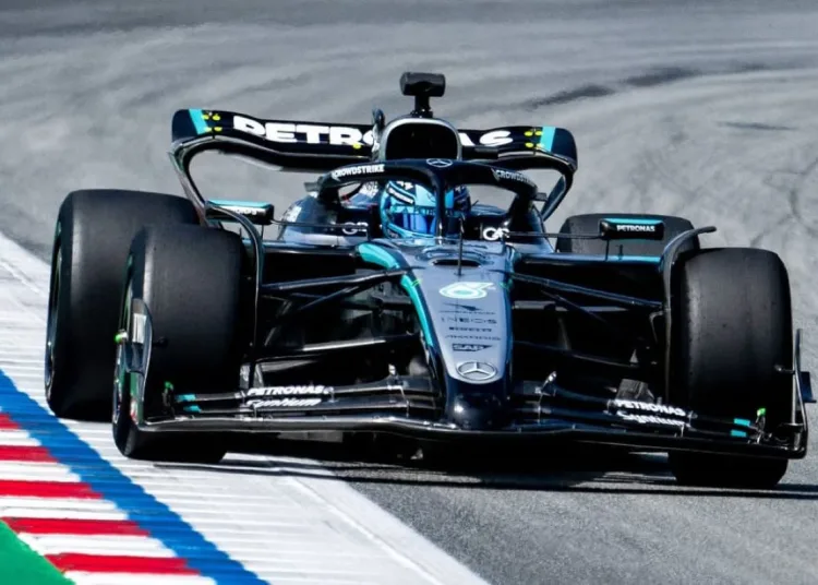 La Mercedes in pista per i test Pirelli