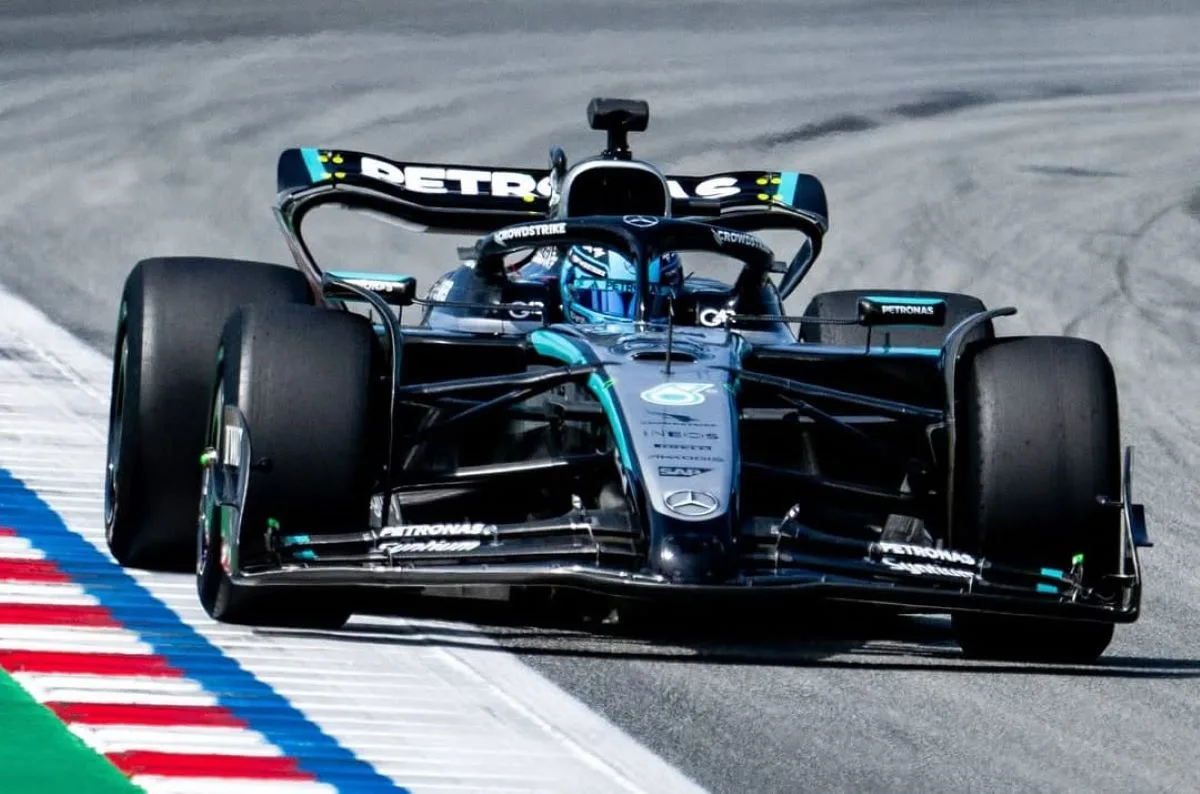 La Mercedes in pista per i test Pirelli