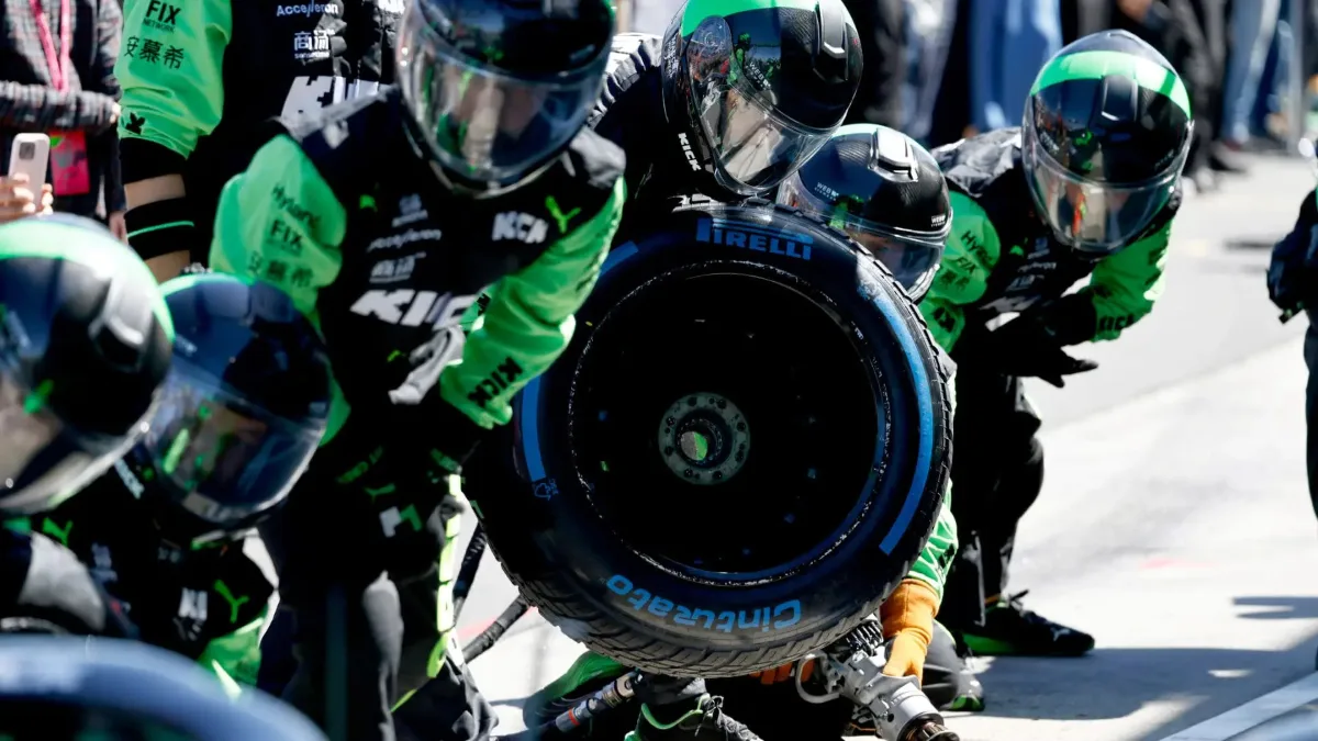 Pit stop con cambio gomme della scuderia Sauber
