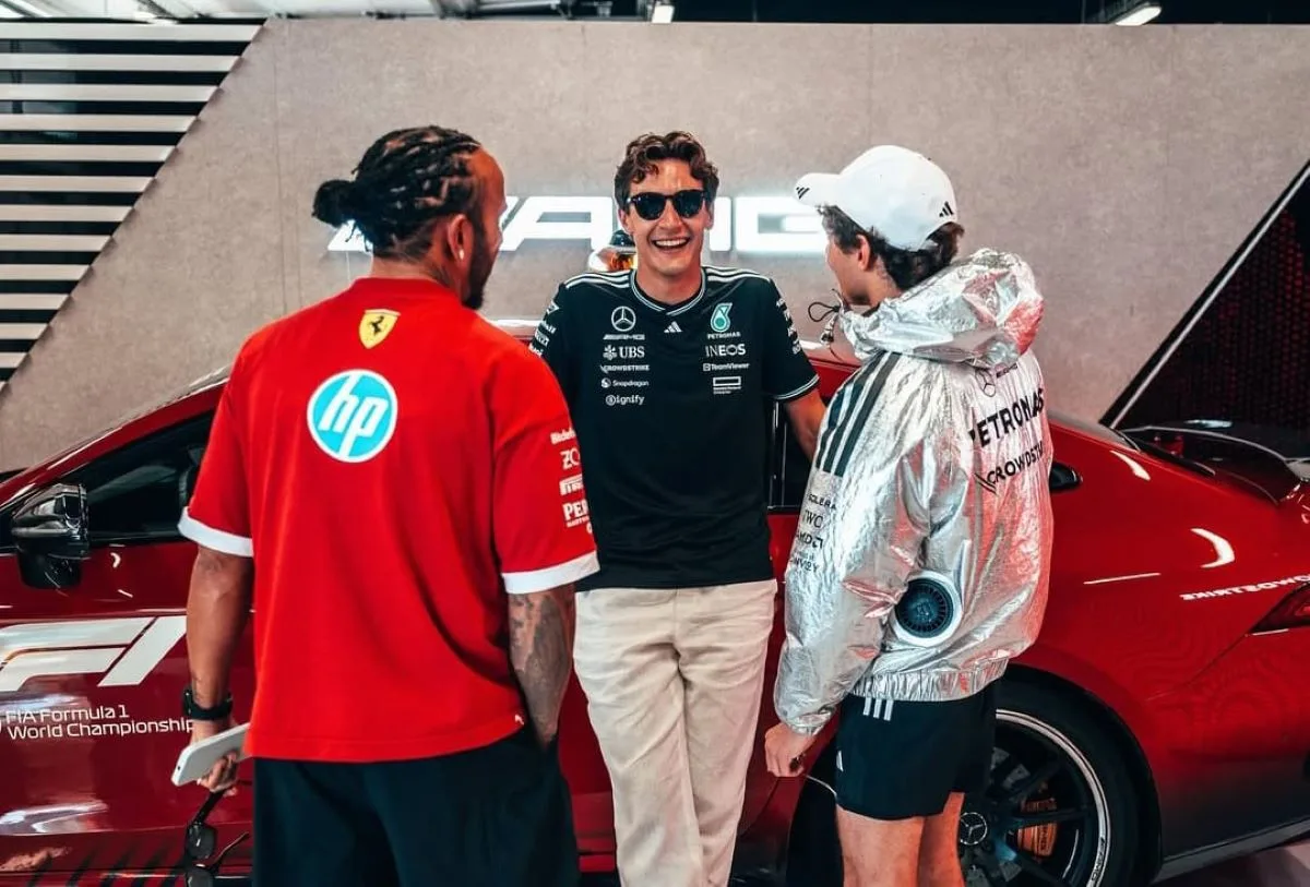 George Russell con Lewis Hamilton e Andrea Kimi Antonelli in una pausa durante il Gp di Spagna