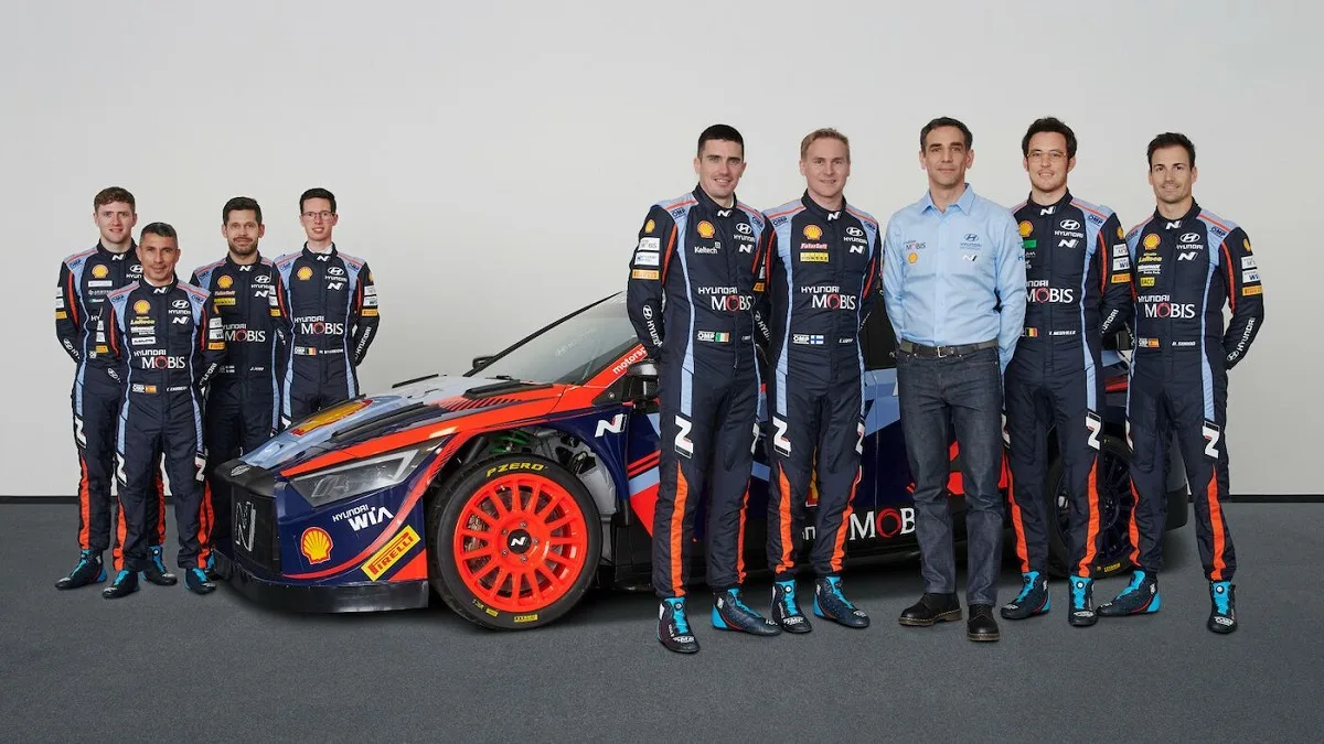 Cyril Abiteboul in posa con i membri del team Hyundai nel Rally