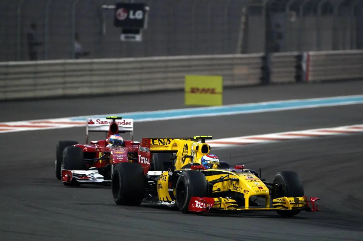 Fernando Alonso mentre vede il titolo piloti, sfuggirgli via dietro alla Renault di Petrov