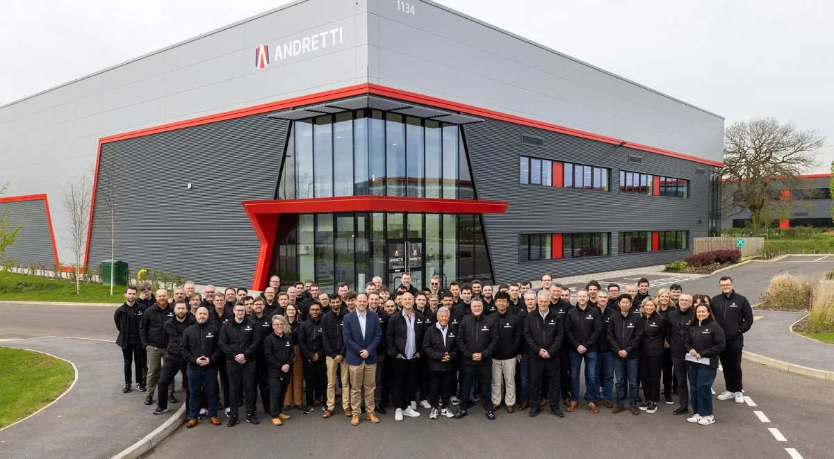 La sede della Cadillac a Silverstone, all'inaugurazione con Mario e Michael Andretti in prima fila