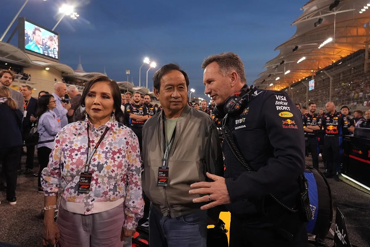 Chalerm Yoovidhya, figlio di Chaleo, attuale reggente della galassia Red Bull, insieme all'ex team principal Christian Horner